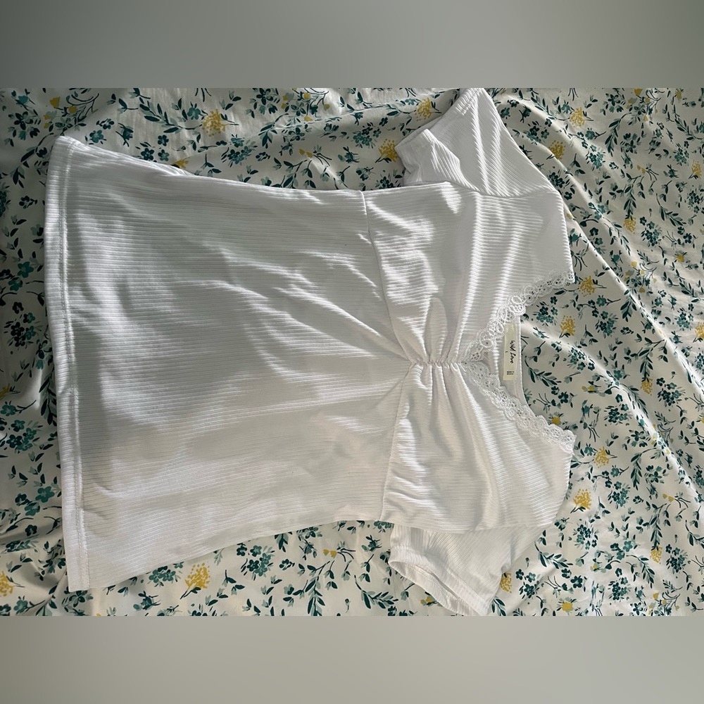 White v neck shirt